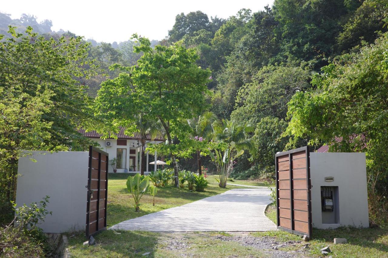 Villa Meranti - Spacious Private Pool Villa Pantai Cenang  Exterior foto
